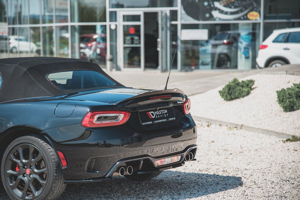 Maxton Design spoiler cap for Abarth 124 Spider i nærbilde av hekken