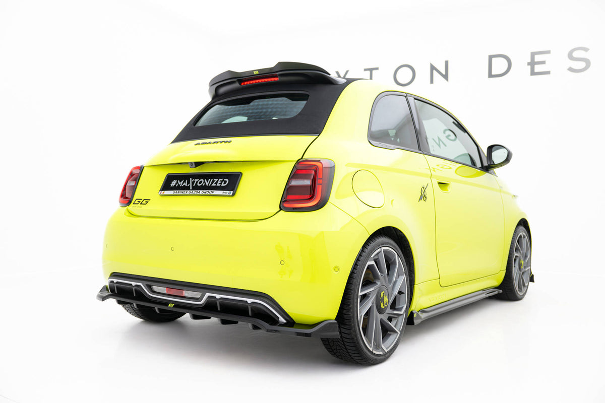 Spoilerforlenger for Abarth 500e vist i nærbilde med strukturert sort overflate