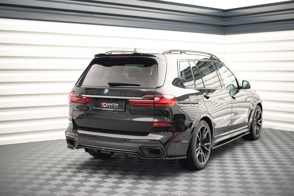 Maxton Design spoilerforlenger montert på BMW X7 G07, skrå vinkel bakfra