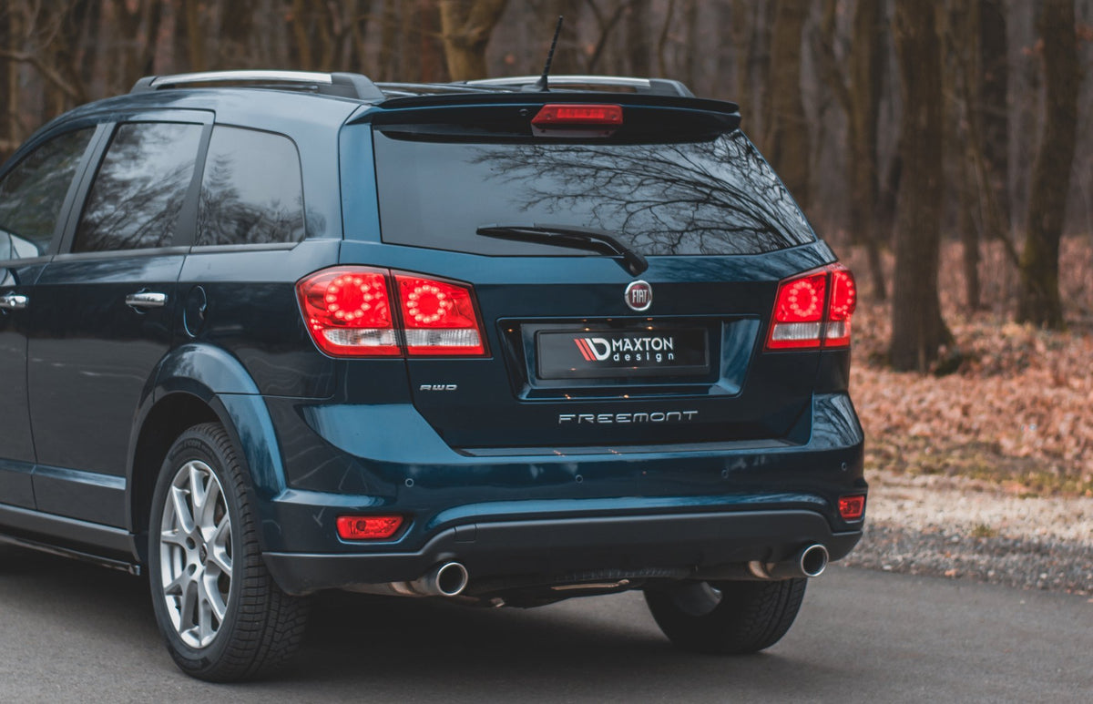 Spoiler cap til Fiat Freemont sett ovenfra i strukturert sort finish