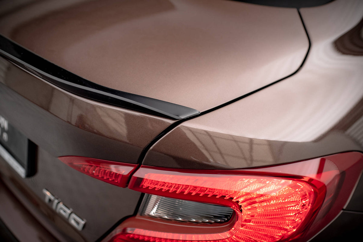 Spoilerforlenger i blank svart på Fiat Tipo S Sedan sett fra siden