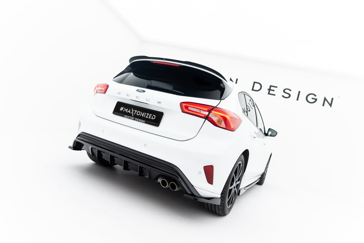 Maxton Design spoilerforlenger montert på Ford Focus MK4, skrå vinkel