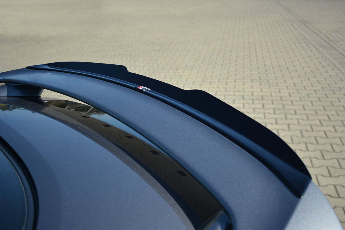 Spoiler cap til Hyundai Genesis Coupe MK1 sett ovenfra mot hvit bakgrunn