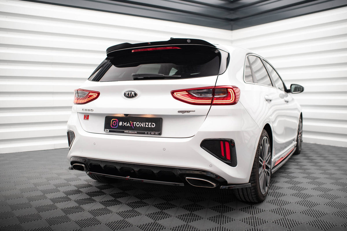 Maxton Design spoiler cap montert på Kia Ceed GT MK3 sett bakfra