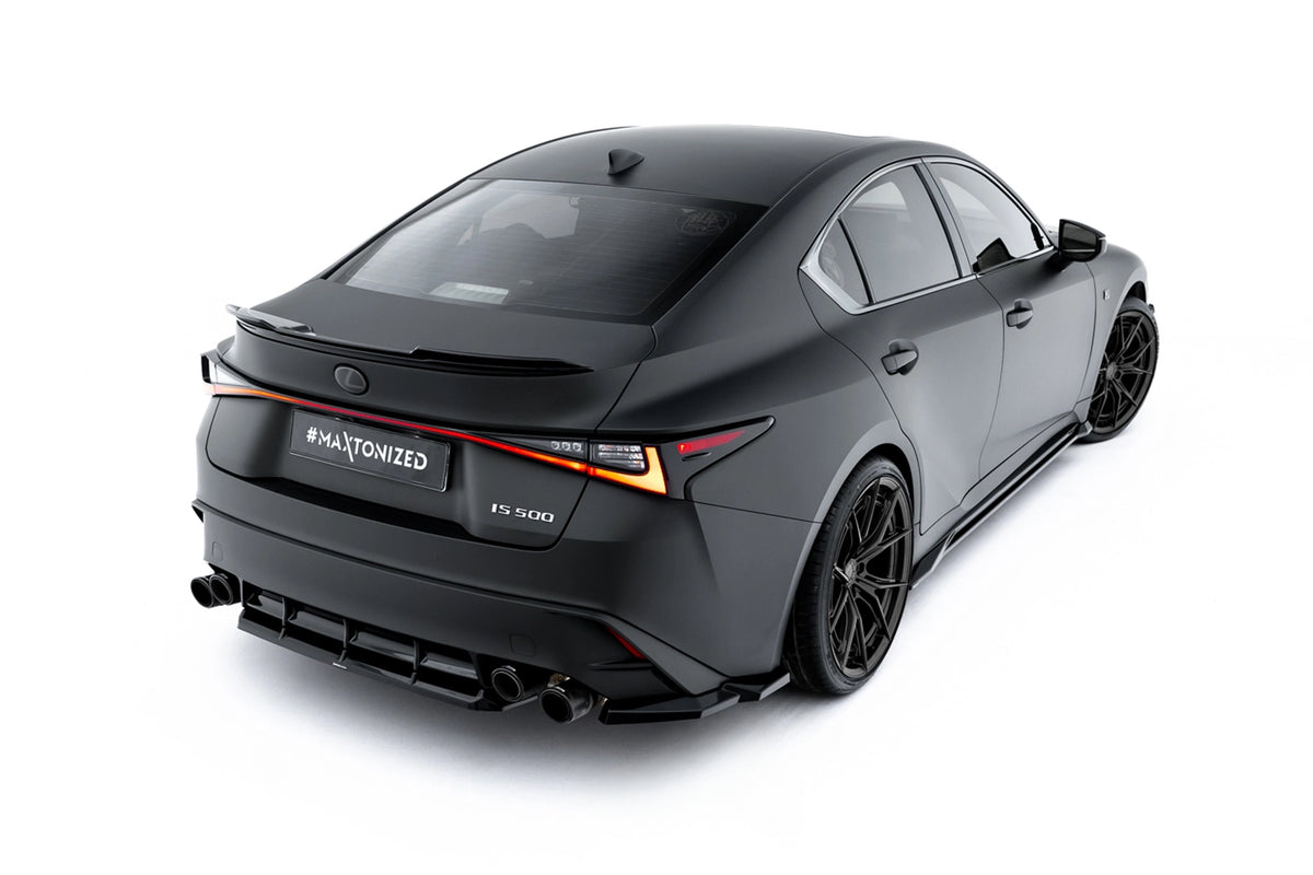 Spoiler Cap til Lexus IS 500 Mk3 Facelift 2 i blank sort ABS montert på bakluken