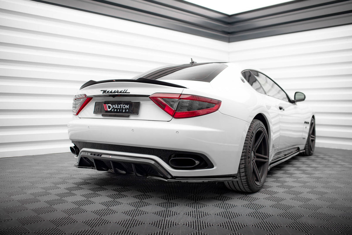 Maxton spoiler cap montert på hekken til Maserati Granturismo S, skrå vinkel bakfra