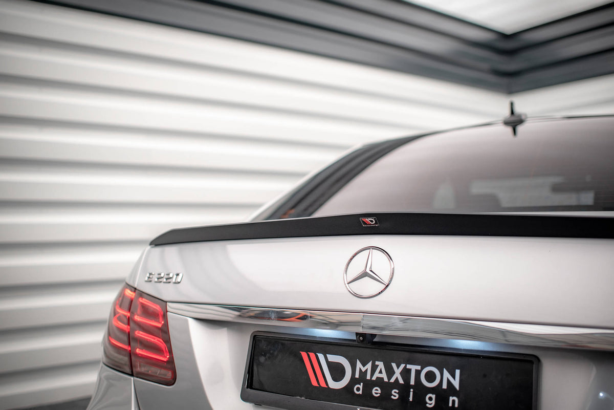 Maxton Design spoilerforlenger montert på bagasjelokket til Mercedes W212 sedan bakfra