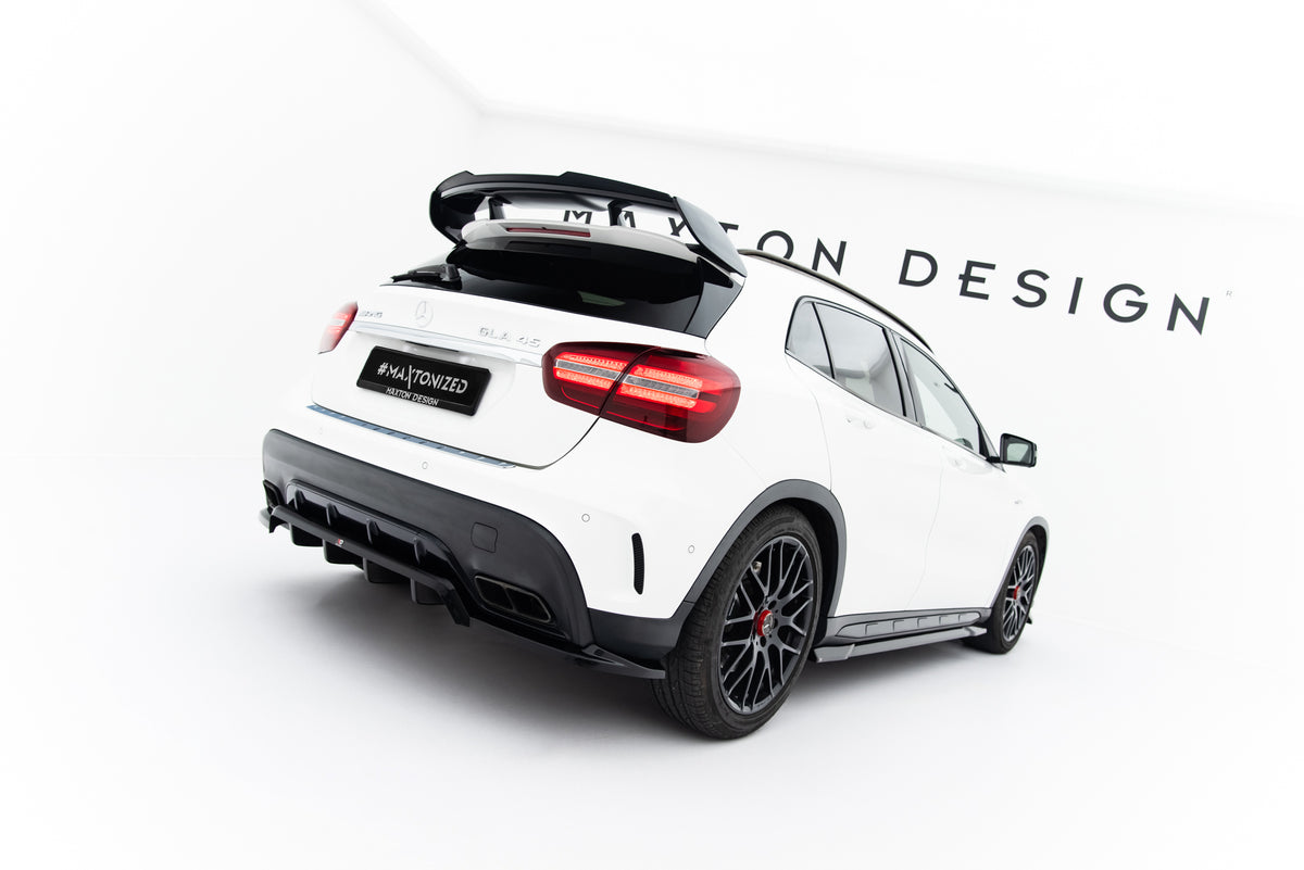Maxton Design spoiler cap montert på Mercedes GLA 45 AMG i nærbilde