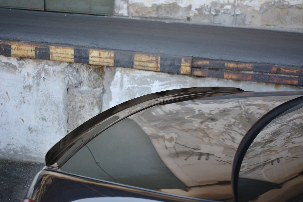 Spoiler cap til Mercedes S-Klasse W222 sett bakfra i strukturert sort