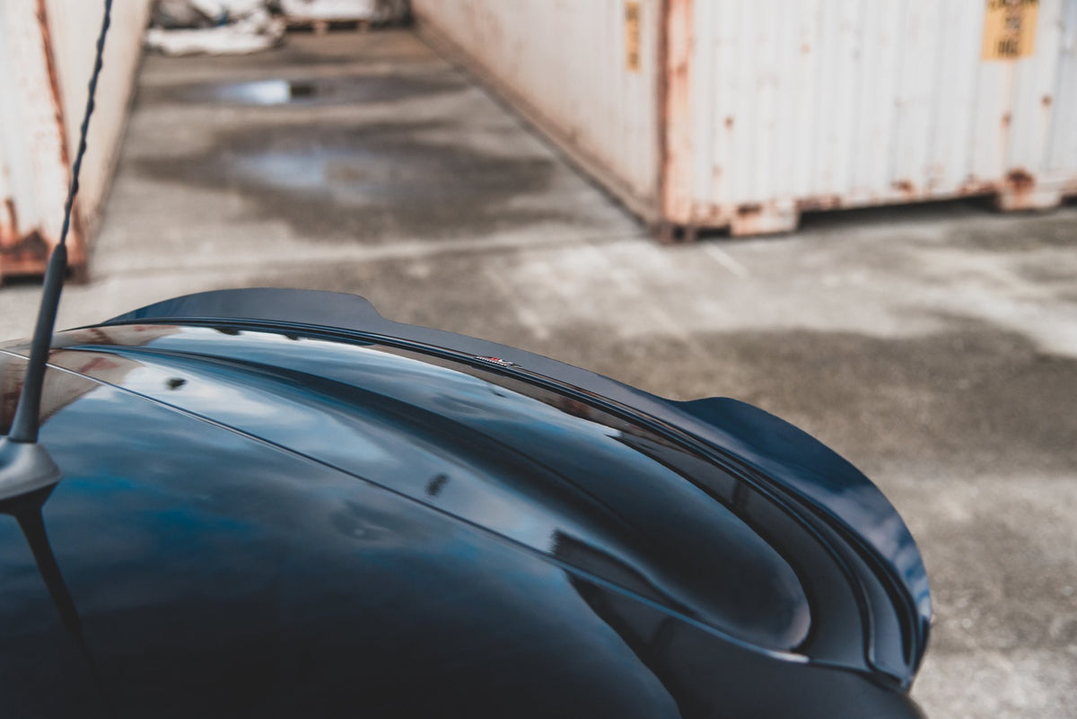 Spoiler cap til Mini Countryman R60 JCW sett bakfra med strukturert svart finish