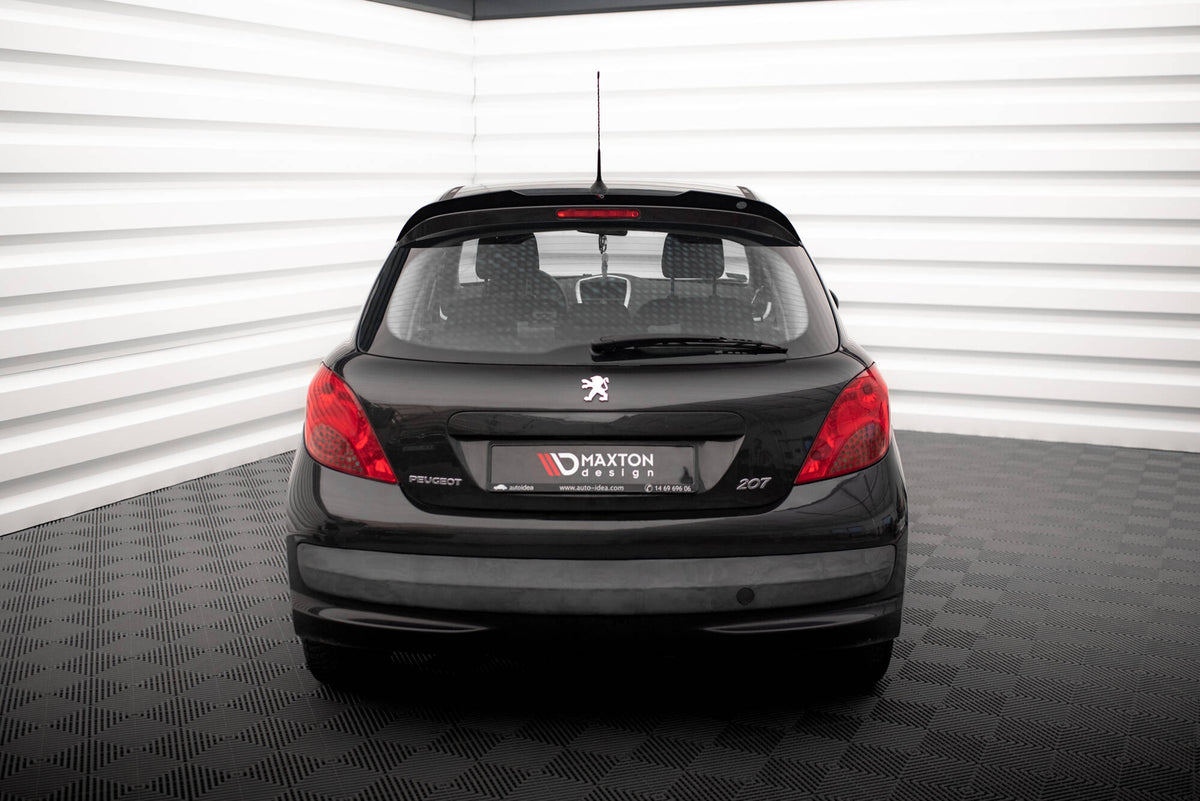 Maxton spoiler cap montert på Peugeot 207 Sport i nærbilde