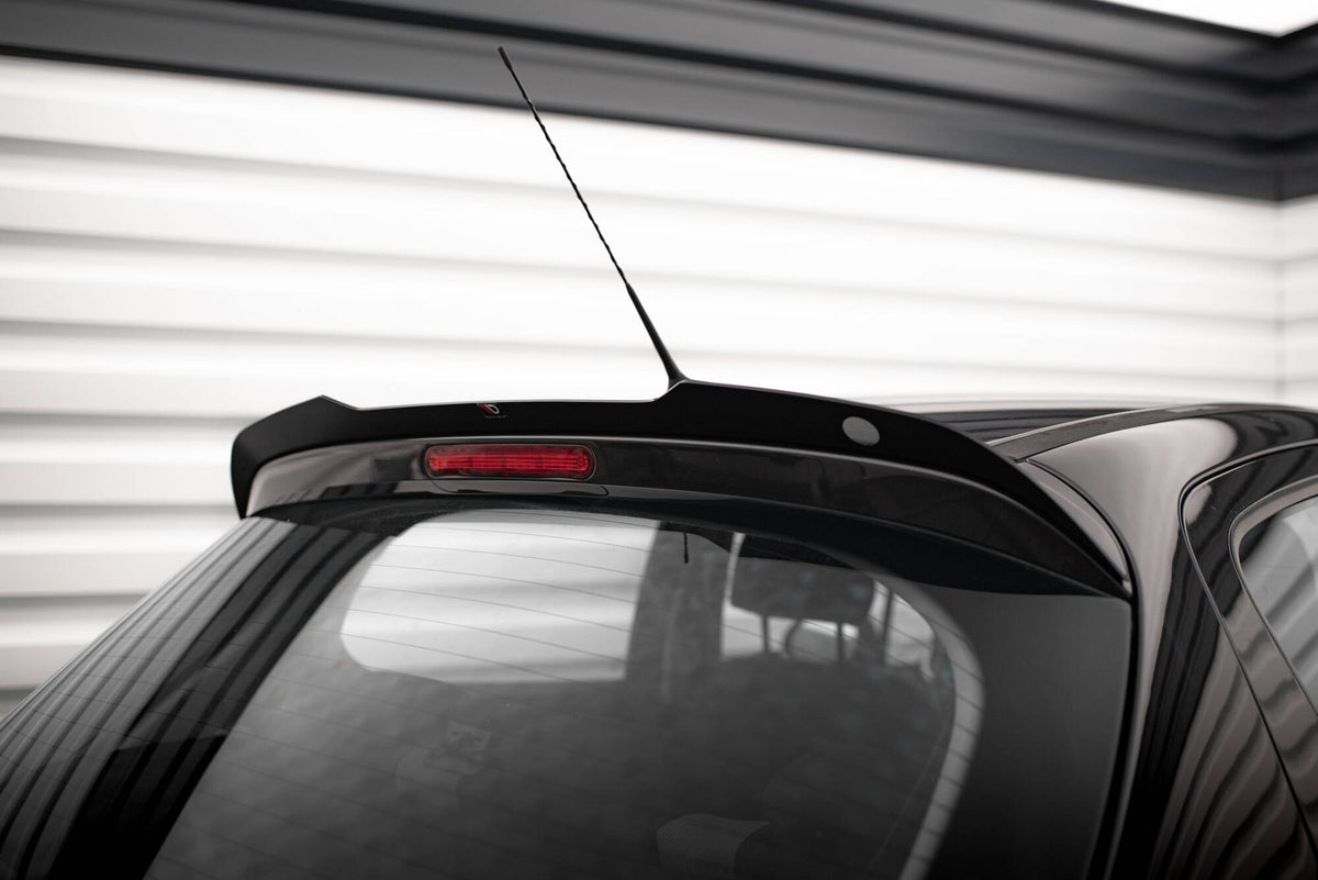 Spoiler cap til Peugeot 207 Sport i blank svart finish sett bakfra