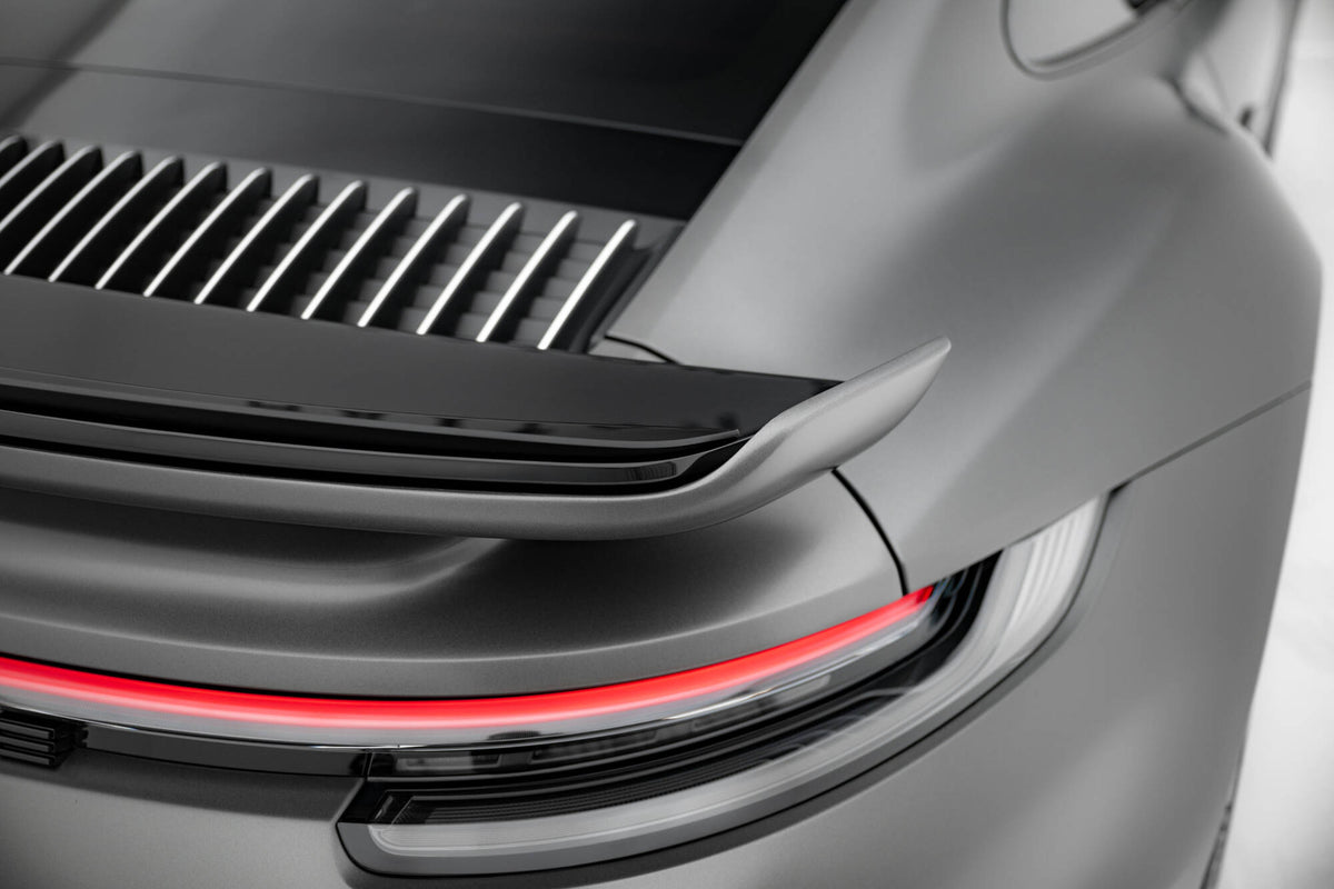 Spoiler cap montert på Porsche 911 Turbo S 992 fra skrå vinkel