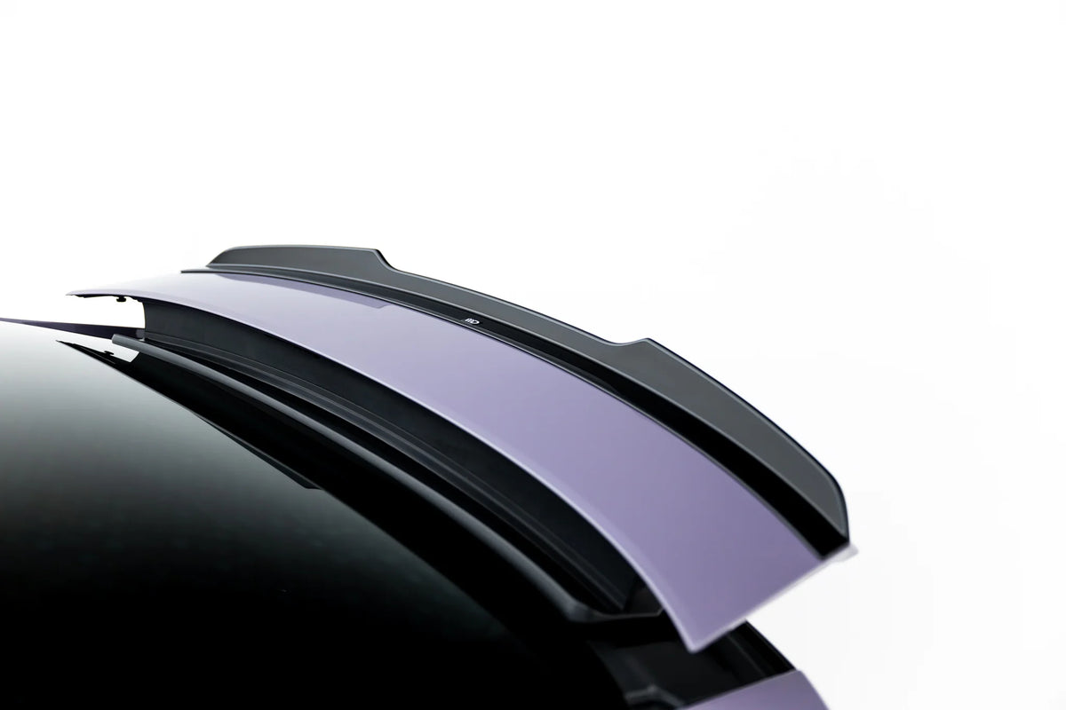 Detaljbilde av blank sort Spoiler Cap på Porsche Panamera 972
