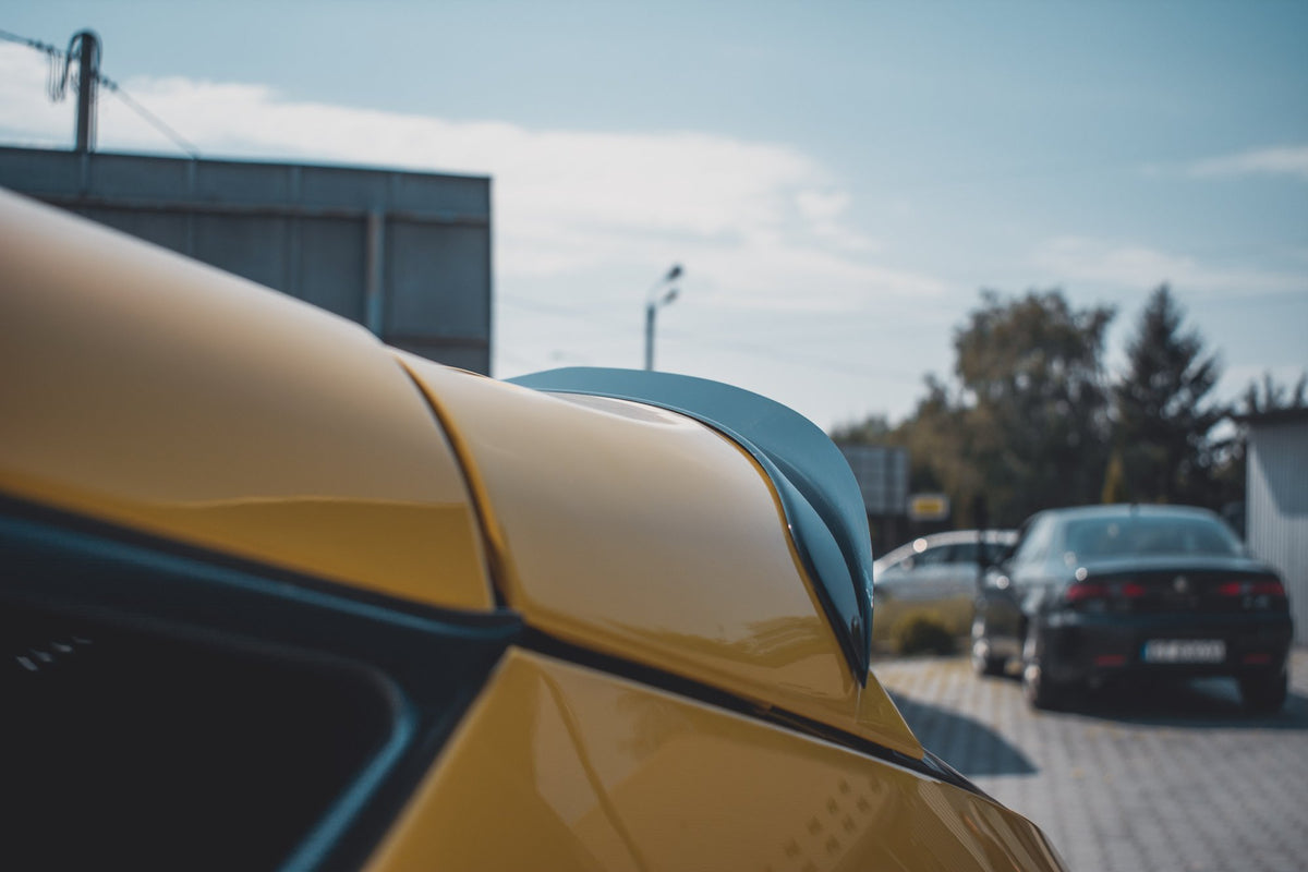 Hekspoiler til Renault Megane 3 RS med forhåndspåført 3M tape synlig på undersiden