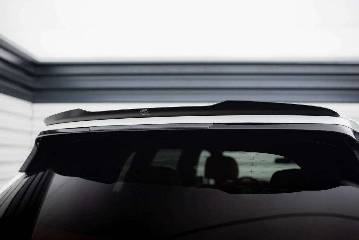 Spoiler cap til Rolls Royce Cullinan montert på bil, sett bakfra