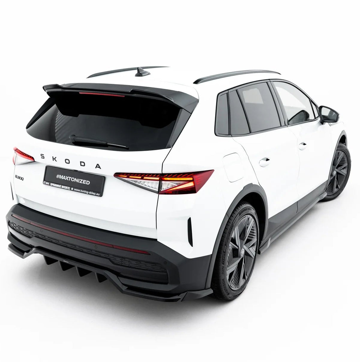 Spoiler Cap til Skoda Elroq RS Mk1 i blank sort ABS-plast montert på original spoiler