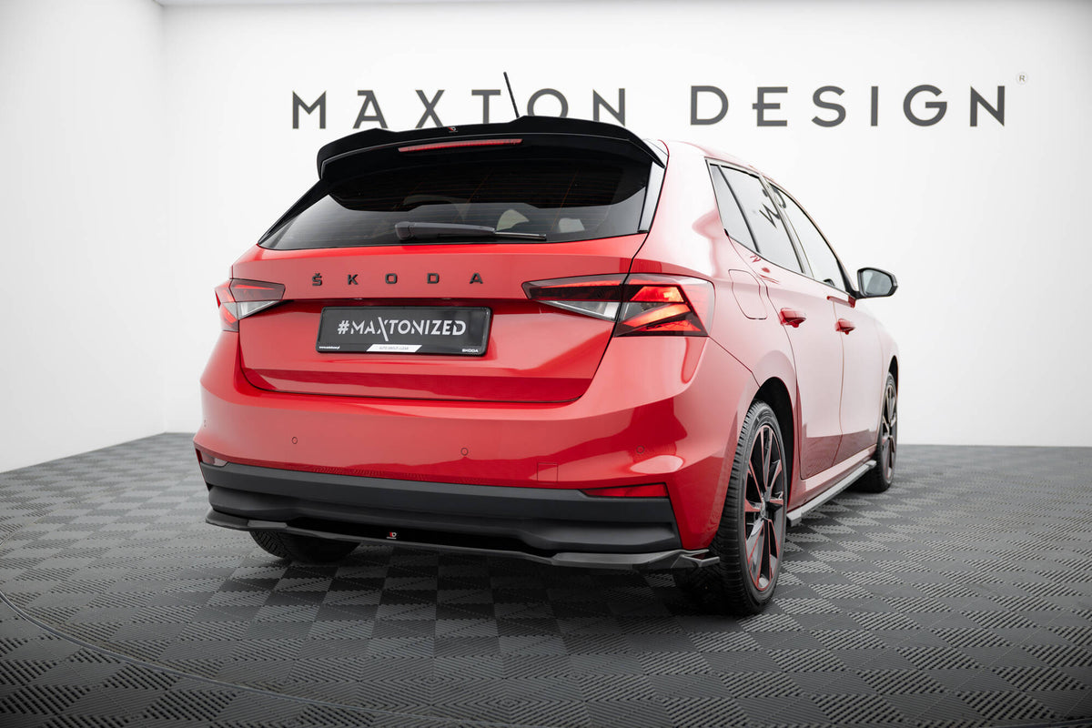 Maxton Design spoiler cap montert på Skoda Fabia MK4, skrå vinkel