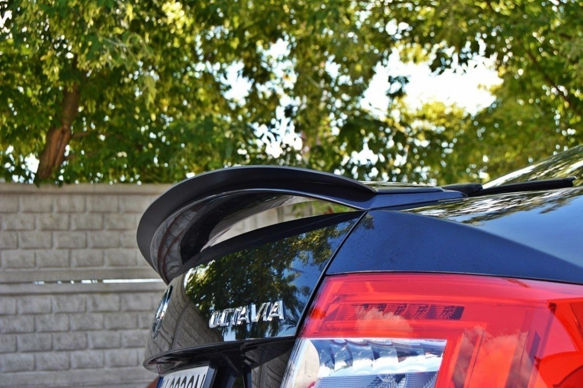 Maxton spoiler cap montert på Skoda Octavia RS Mk3 FL bakfra