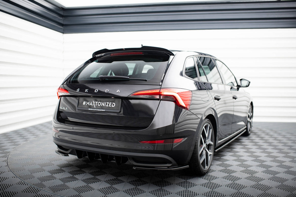 Maxton Design spoiler cap for Skoda Scala i blank svart finish, nærbilde