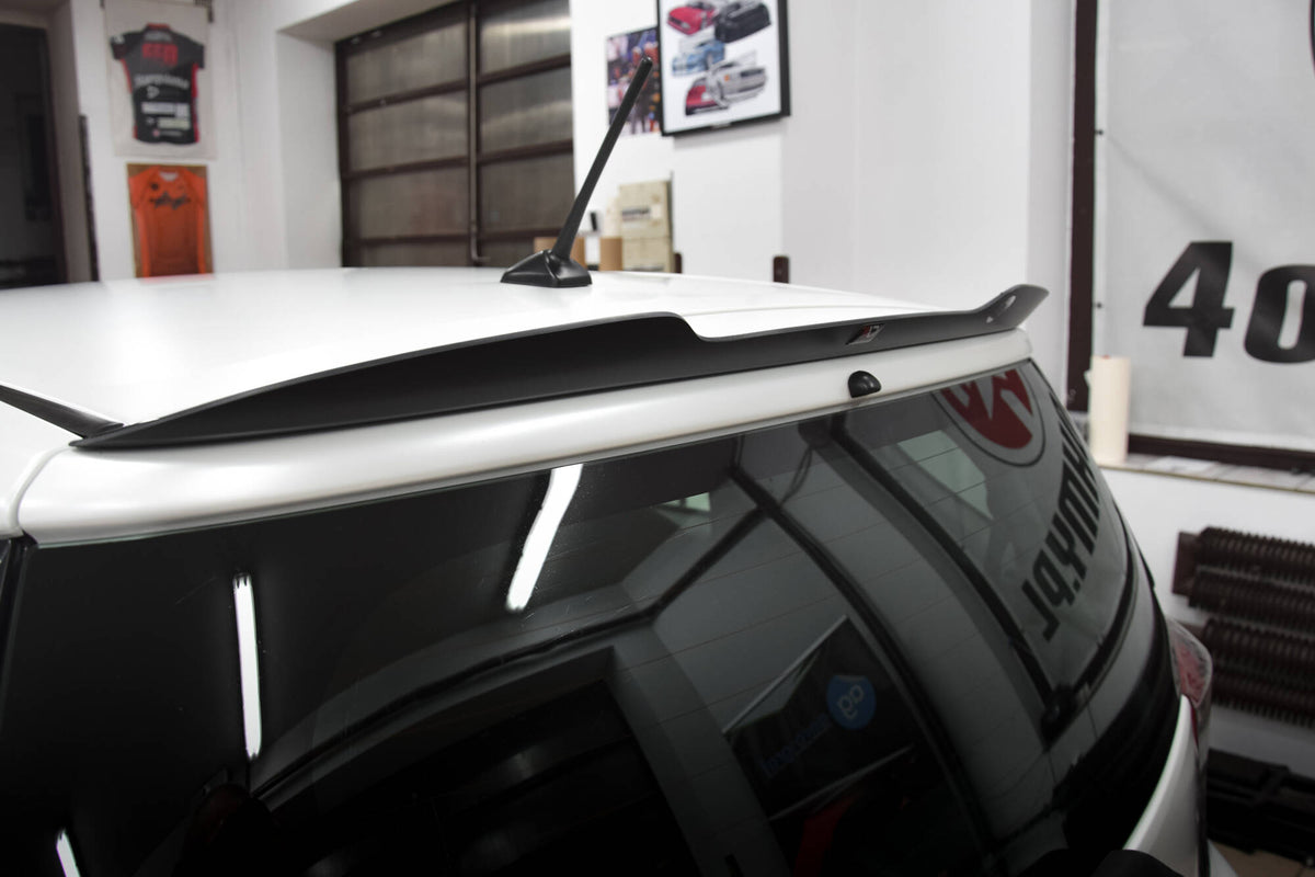 Spoiler cap fra Maxton Design til Toyota IQ, sett bakfra i blank svart finish