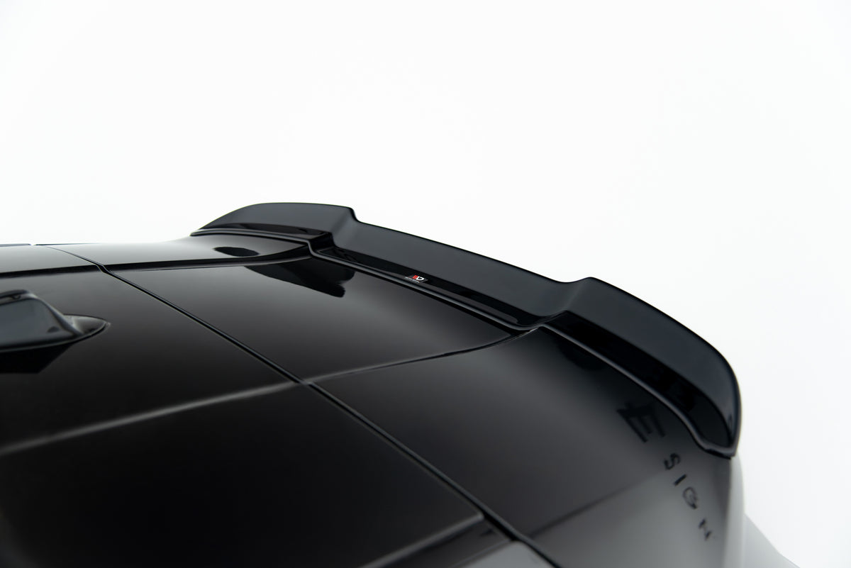 Blank sort spoiler cap montert på hekkspoiler på BMW M135i F70
