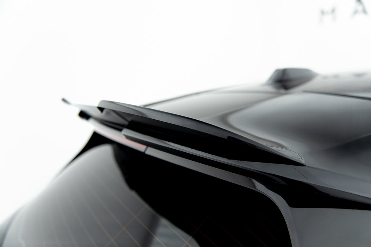 Detaljbilde av overflate i blank sort på BMW M135i F70 spoiler cap
