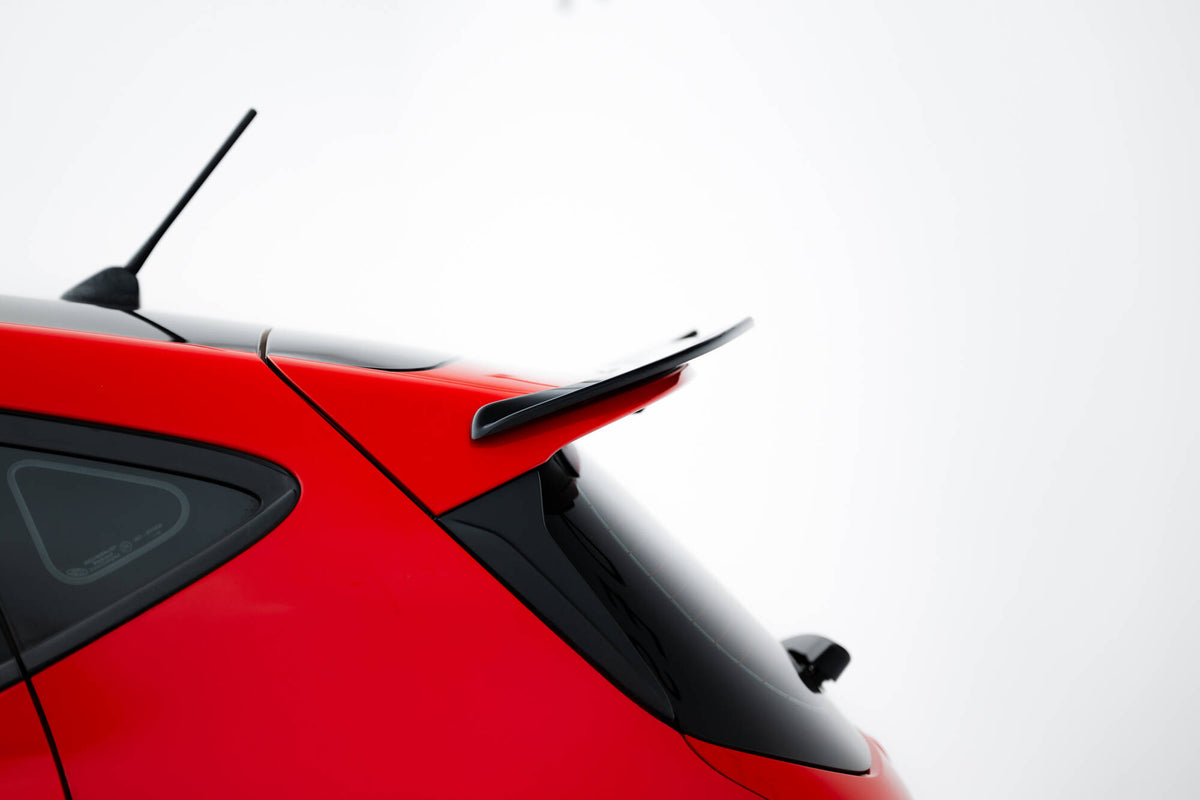 Spoilerforlenger montert på Ford Fiesta MK8 ST-Line i sort finish, skrå vinkel