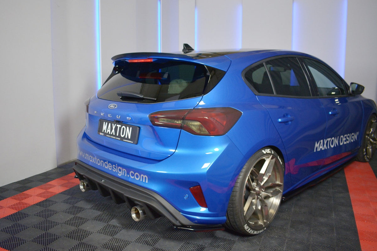 Maxton Design spoiler cap montert på Ford Focus Hatchback ST-Line sett fra siden