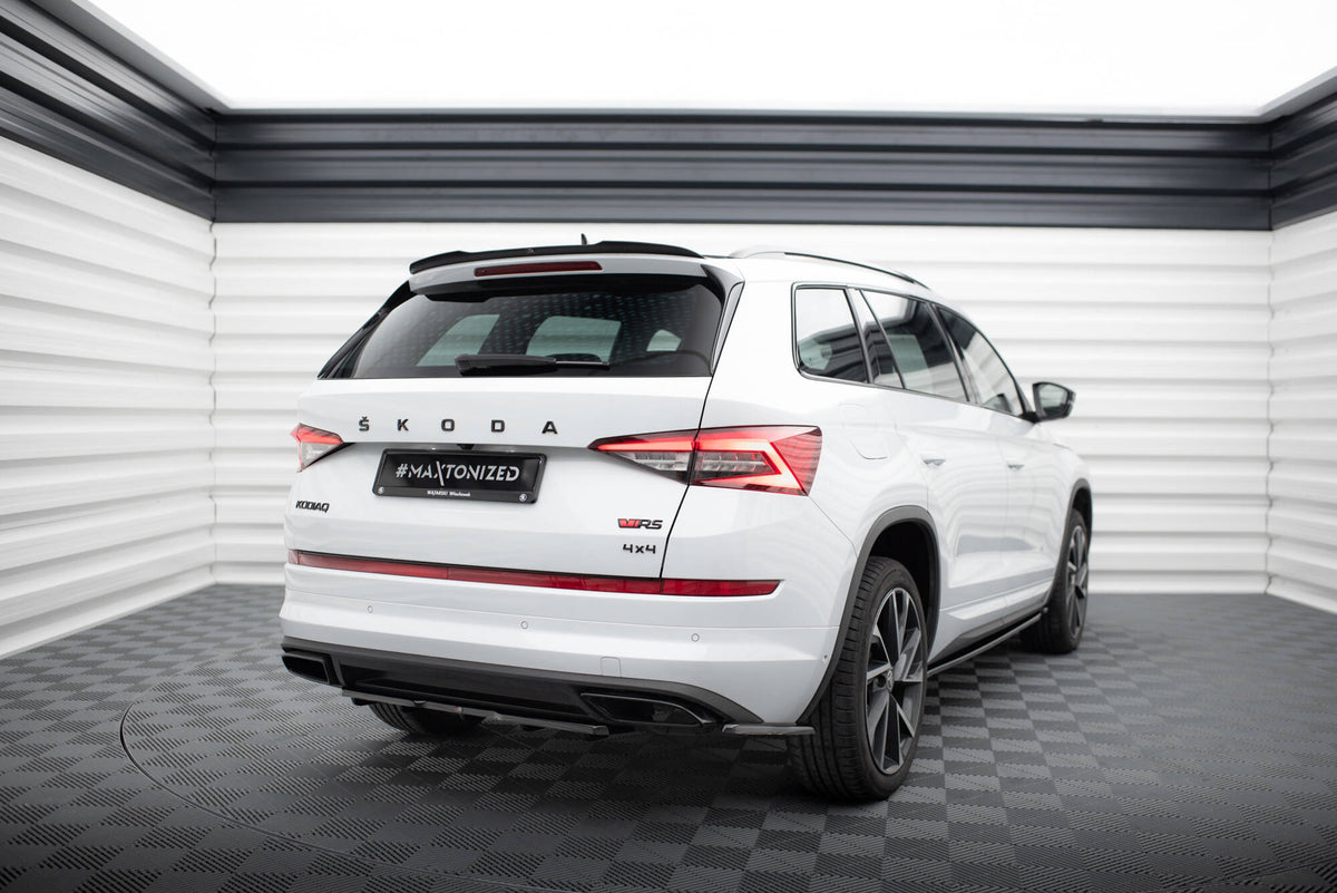 Spoilerforlenger V.2 montert på hekken til en Skoda Kodiaq RS i skrå vinkel