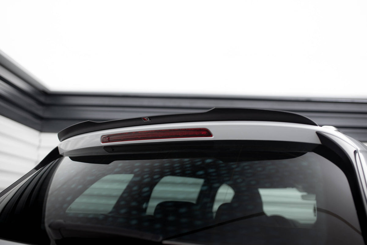 Spoiler cap V.2 til Skoda Kodiaq MK1 Sportline/RS sett ovenfra mot strukturert svart overflate
