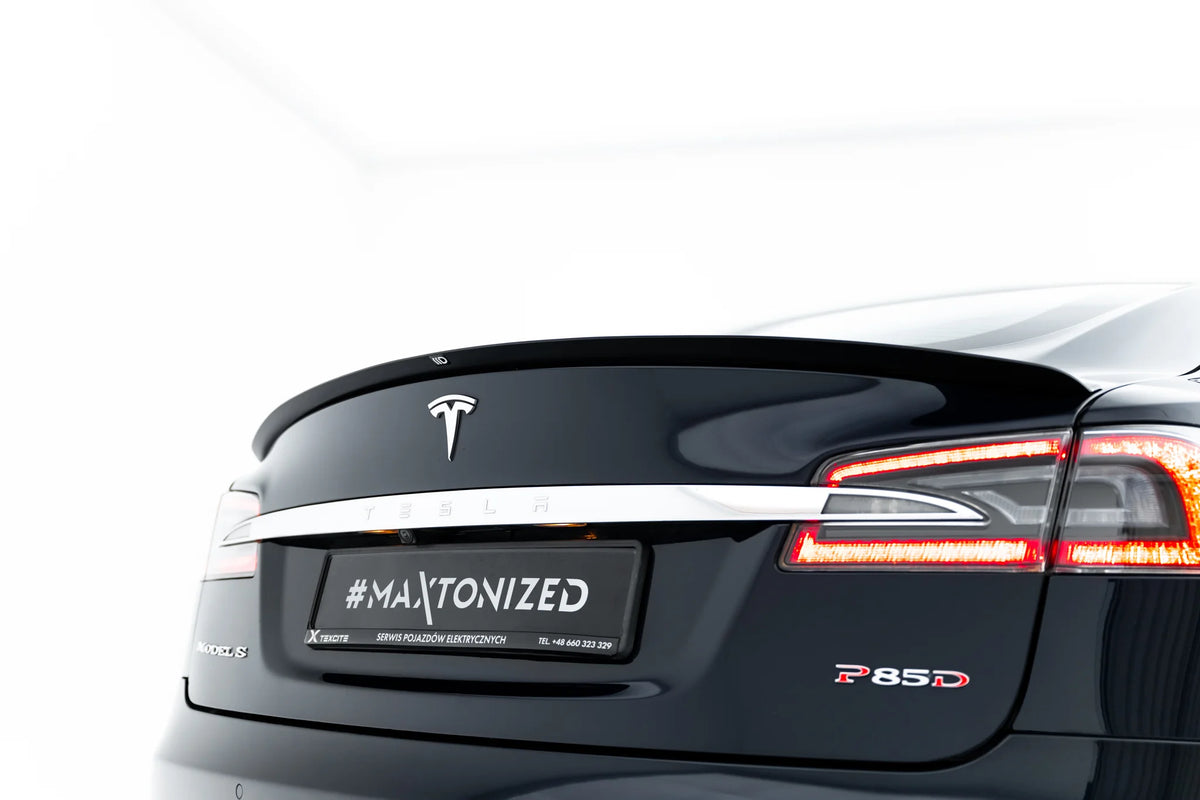 Nærbilde av blank sort ABS spoiler cap til Tesla Model S Mk1