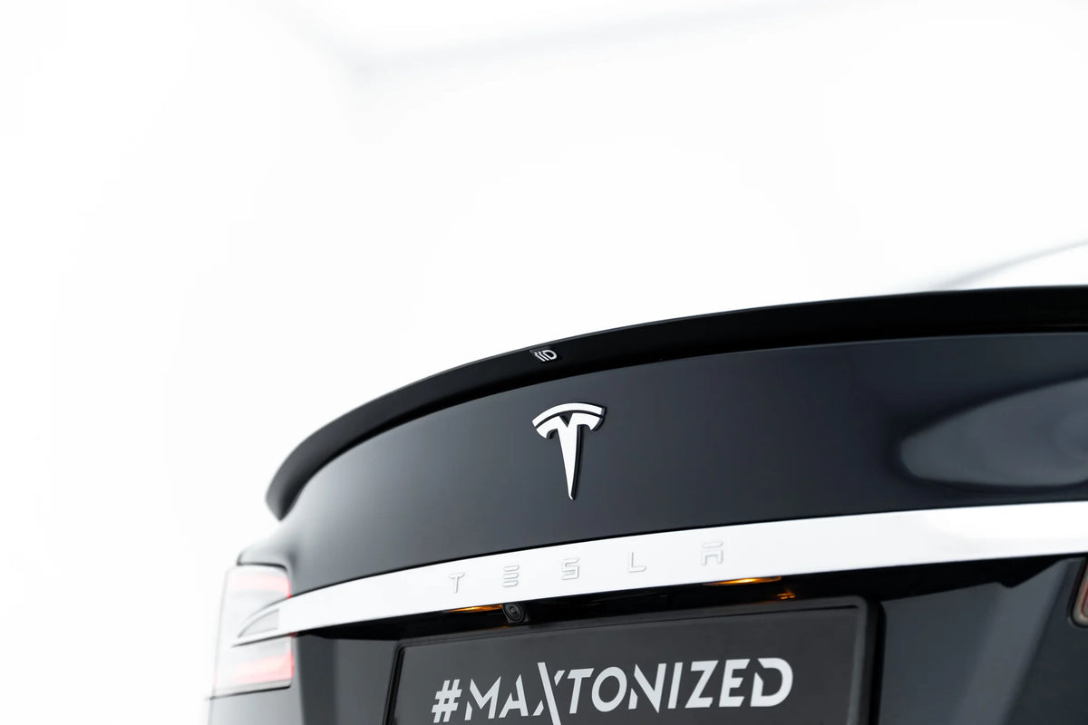 Detalj av kanten på Maxton Design spoiler cap til Tesla Model S