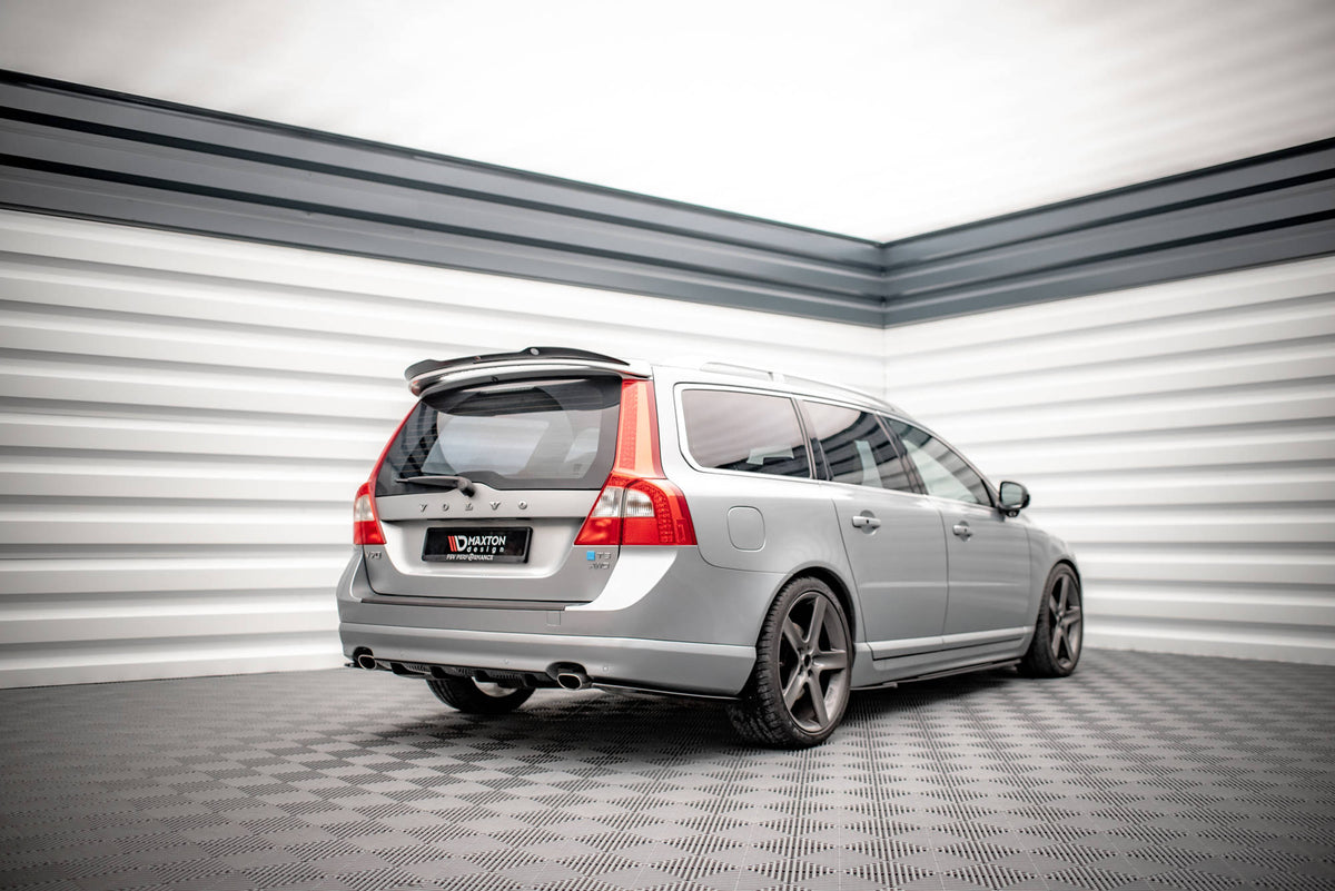 Spoilerforlenger V.2 montert på hekken til Volvo V70 Mk3 i skrå vinkel