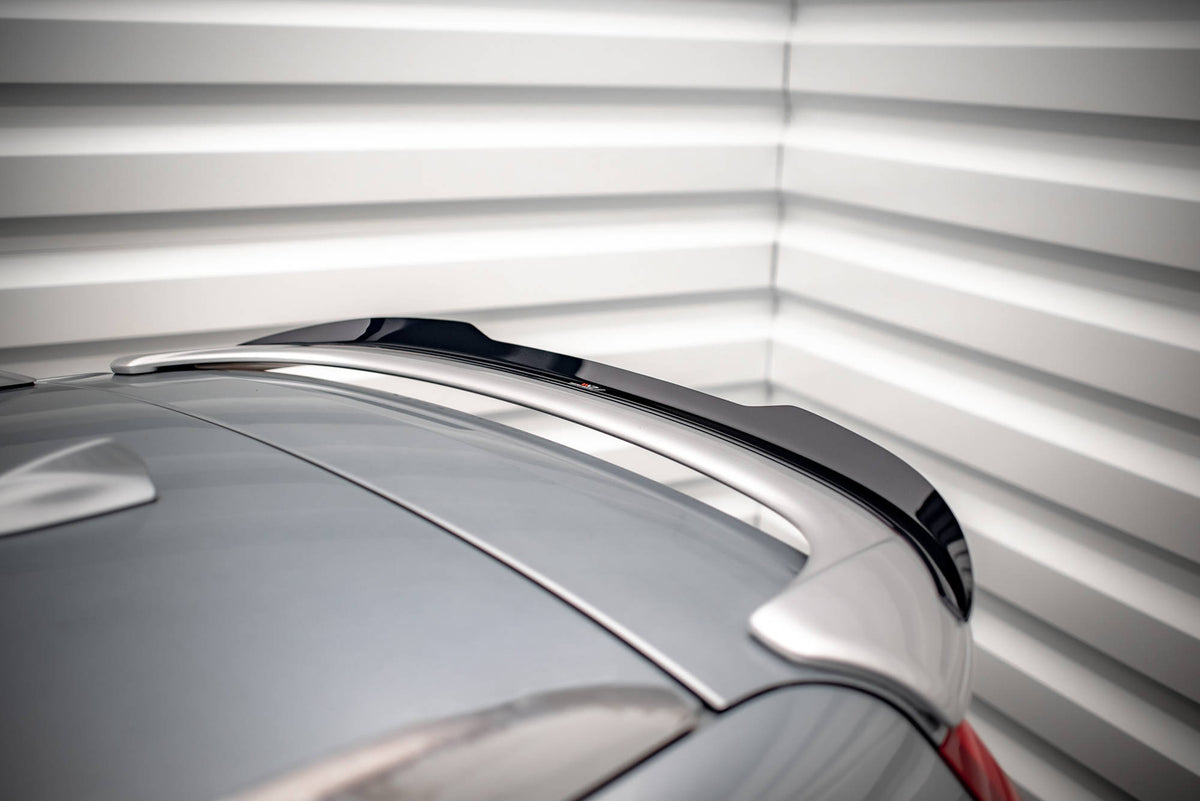 Nærbilde av spoiler cap V.2 i strukturert svart for Volvo V70 Mk3