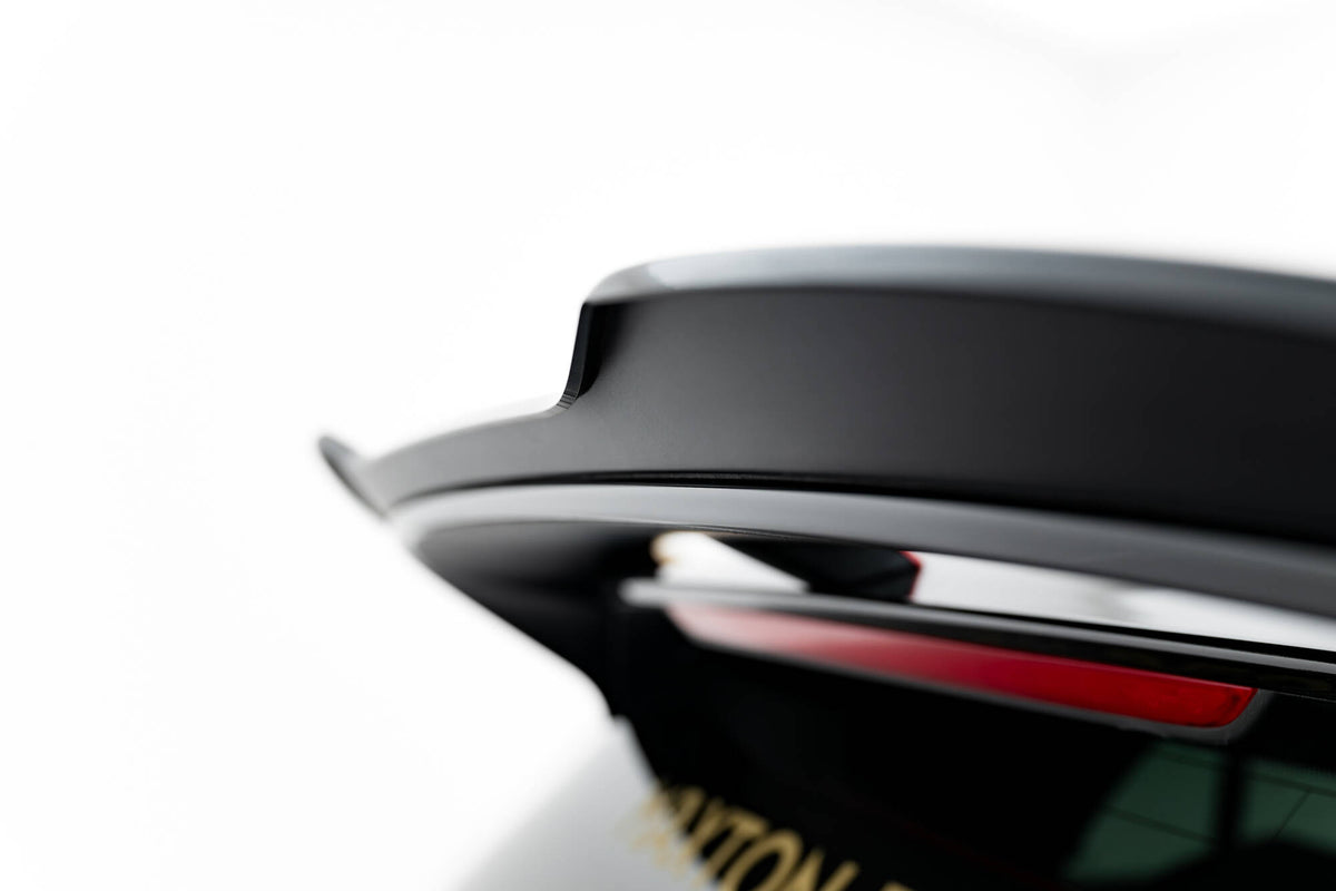Spoiler for VW Golf 8 GTI Clubsport / GTI Facelift montert på bil med sportslig styling