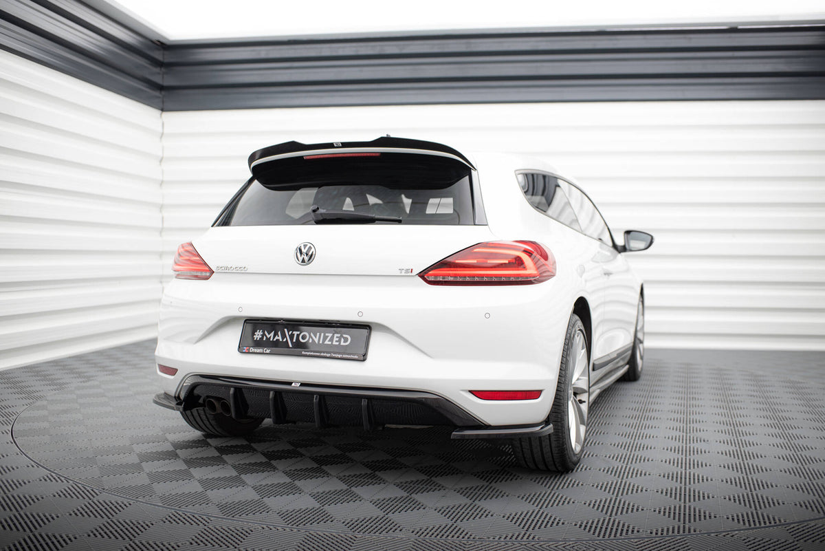 Nærbilde av blank svart spoiler cap for VW Scirocco MK3 Facelift