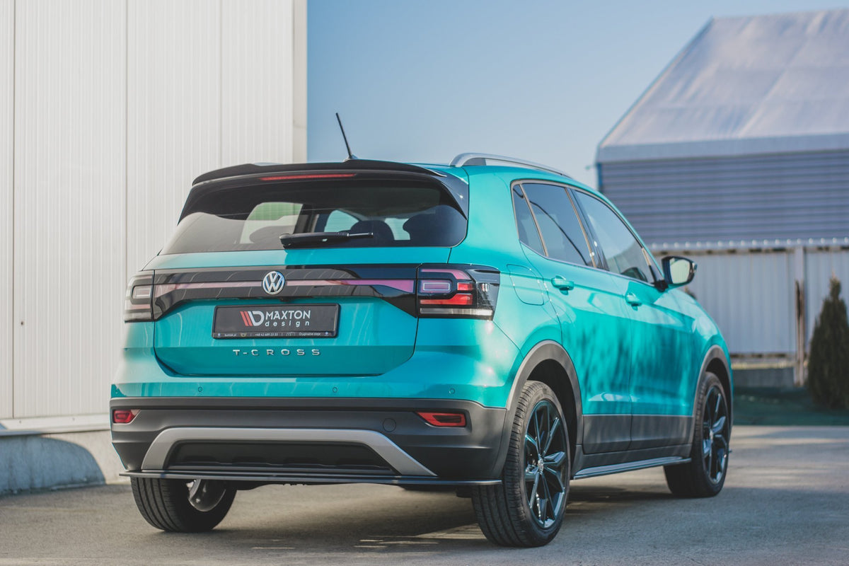Spoiler cap montert på bakluken til Volkswagen T-Cross, bakperspektiv
