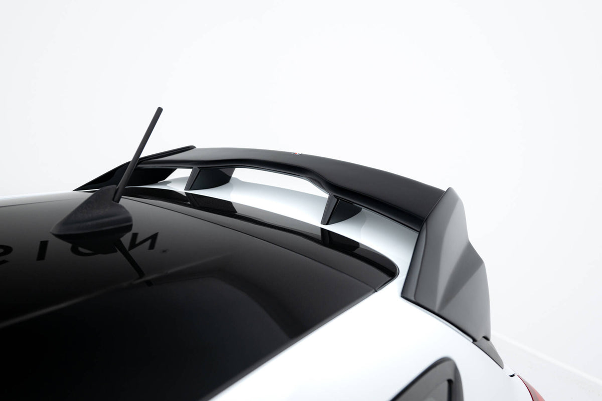 Nærbilde av spoiler til Ford Fiesta MK8 Facelift med glassfiberstruktur