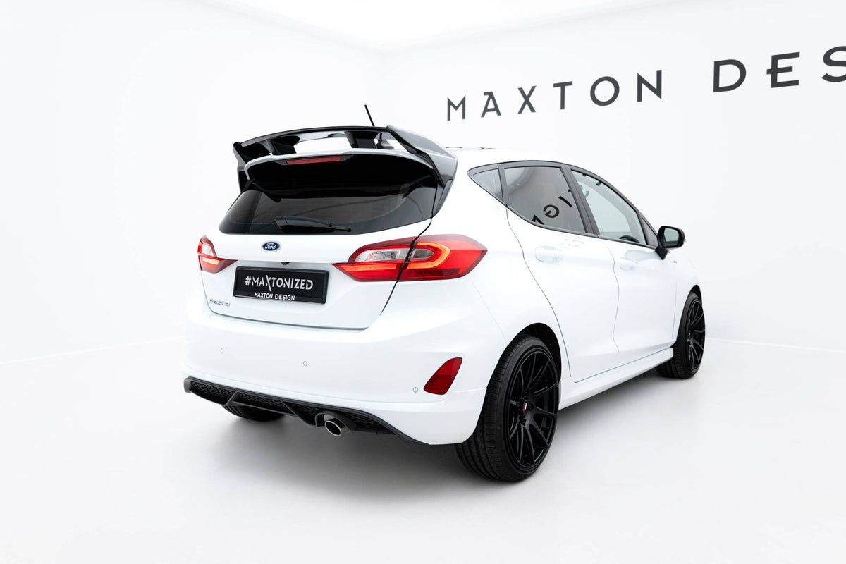 Spoiler til Ford Fiesta ST MK8 vist fra siden med profil mot hekk