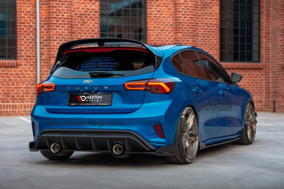 Maxton Design spoiler montert på Ford Focus Hatchback MK4, skrå vinkel bakfra