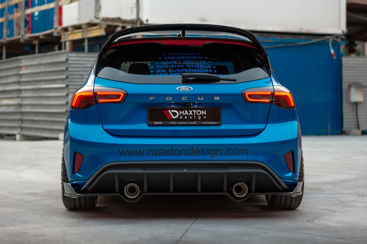Ford Focus MK4 hatchback med Maxton takspoiler, sett fra siden