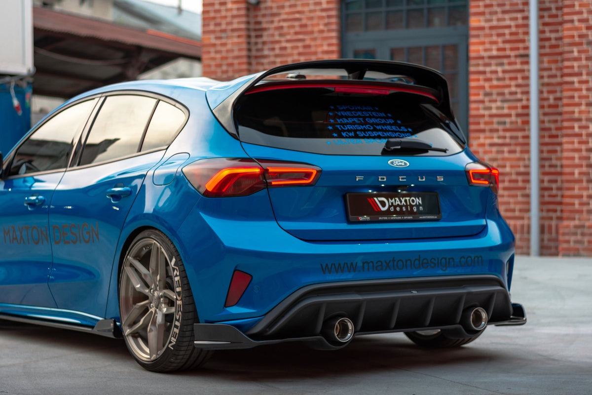 Spoiler for Ford Focus MK4 vist forfra med synlig konturlinje