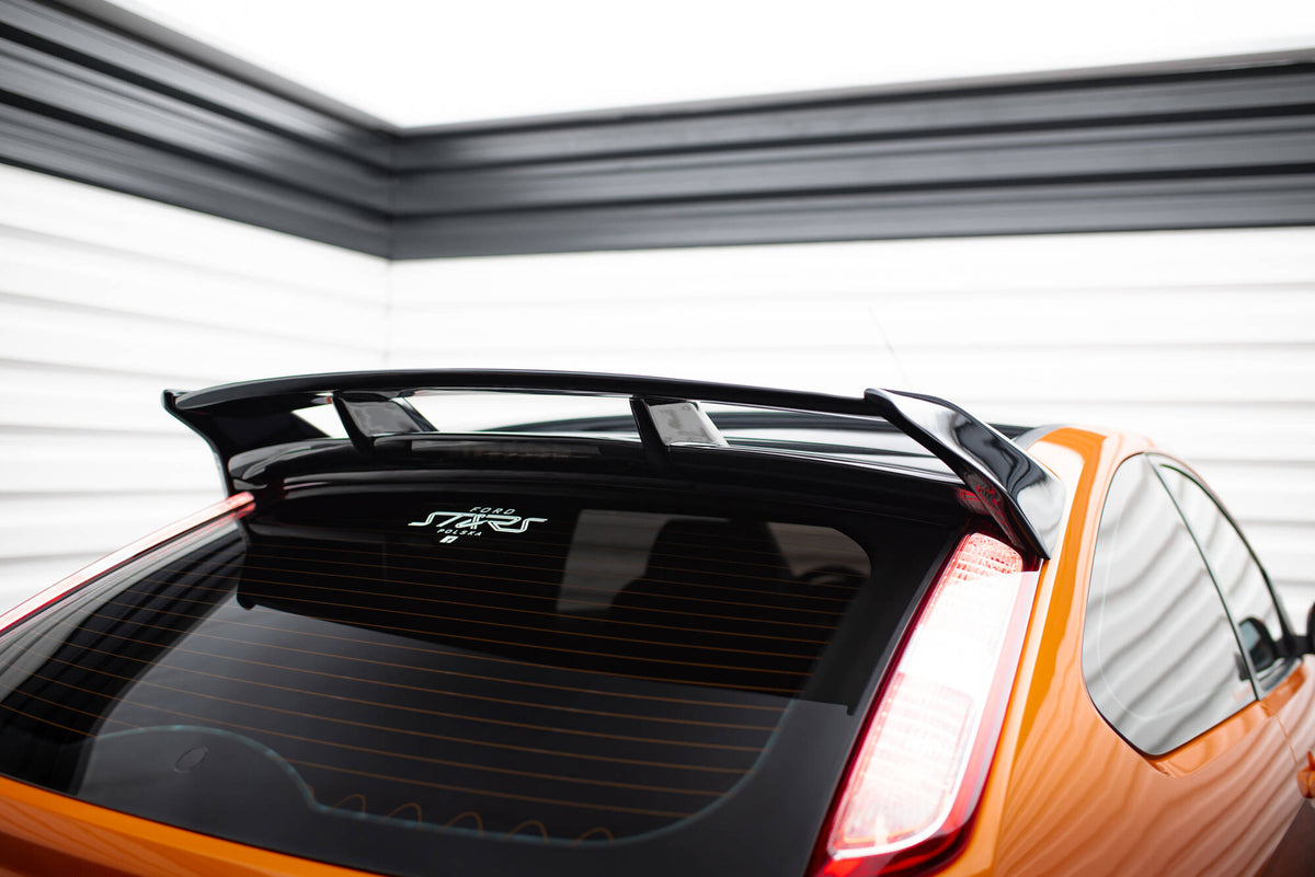 Takspoiler i RS Look til Ford Focus MK2 sett bakfra i rå finish