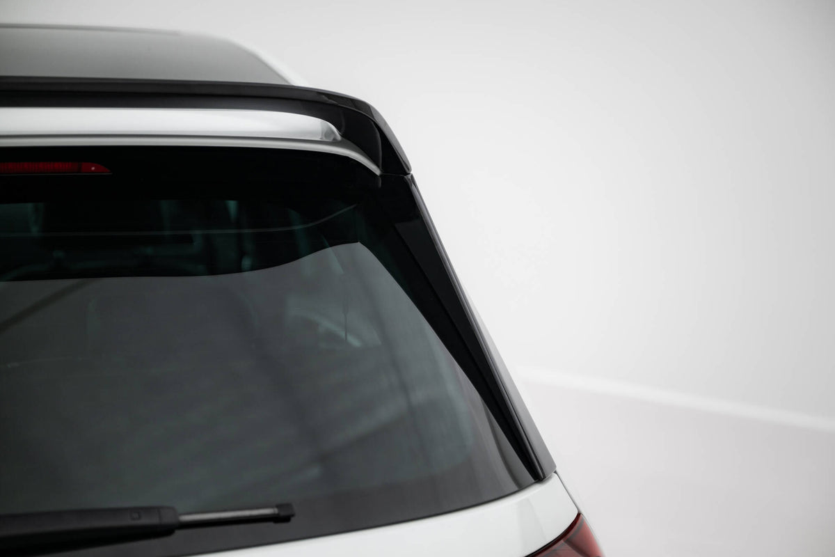 Spoiler for VW Golf MK7 Facelift i strukturert svart finish, sett rett bakfra