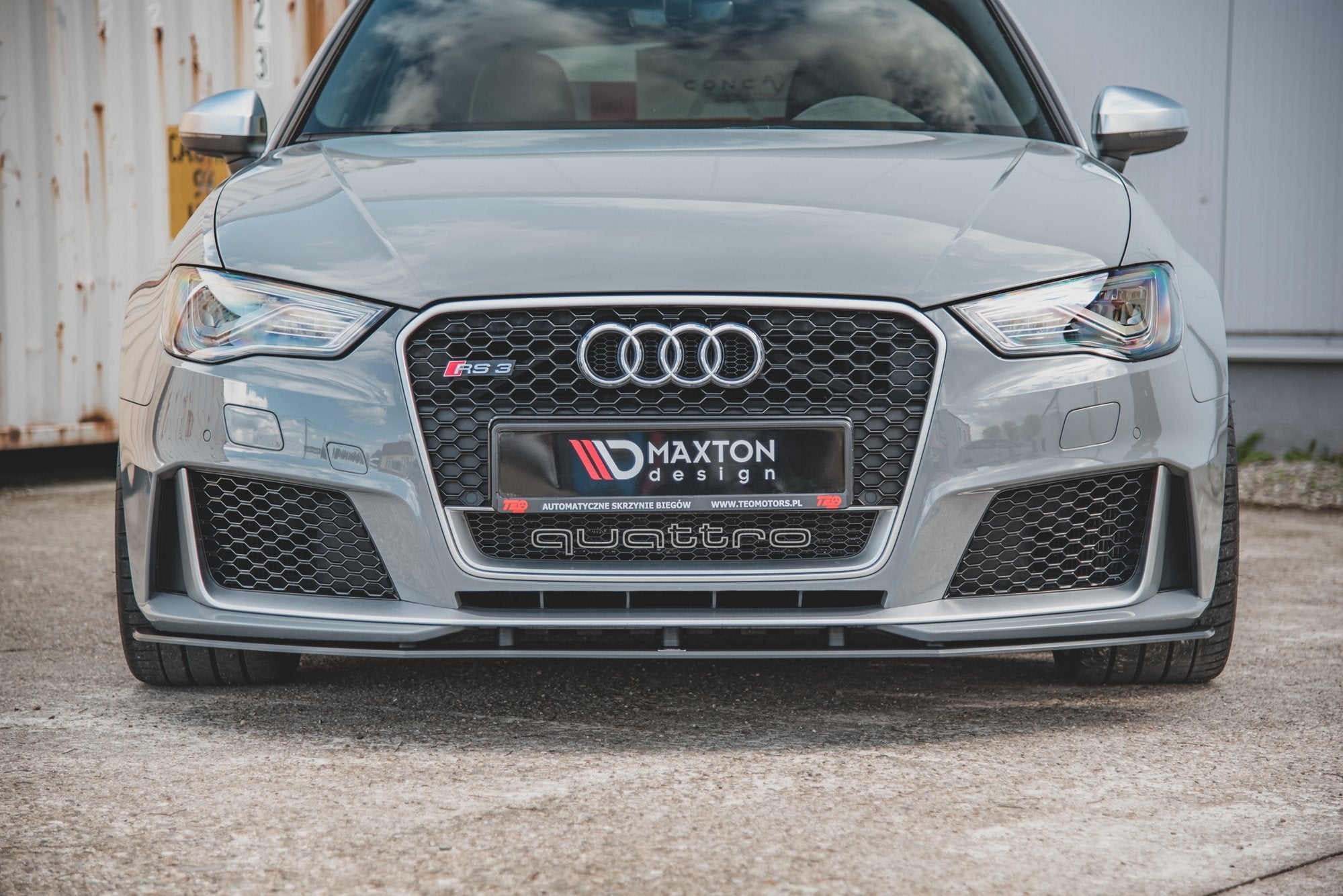 Frontspoiler Audi RS3 8V Sportback med sort grill, sølvdetaljer og synlige RS3- og quattro-merker.