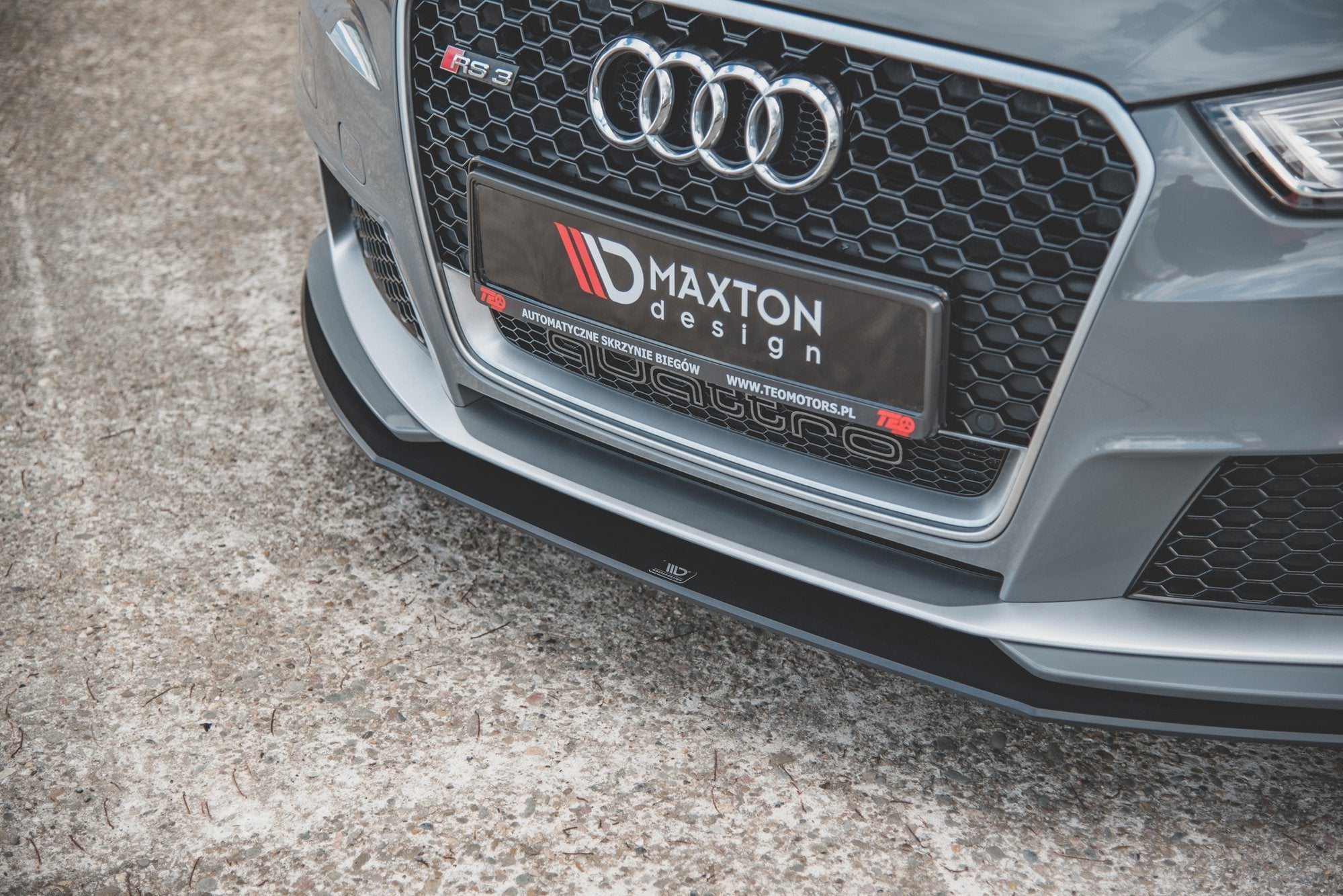 Frontleppe Audi RS3 8V Sportback nærbilde med sort grill og Maxton Design-logo på skiltet.
