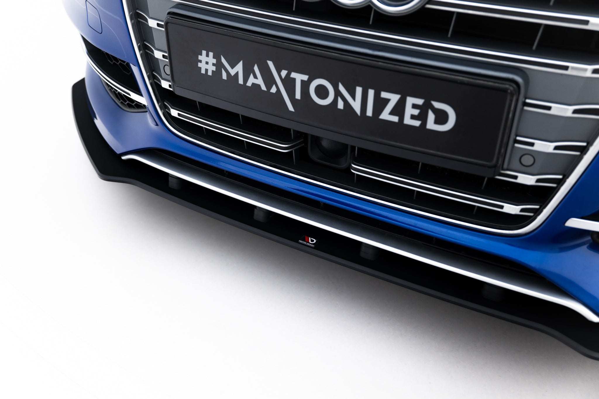 Spoiler til Audi S3/A3 S-Line 8V, sort frontsplitter med sølv detaljer og liten logo nederst.