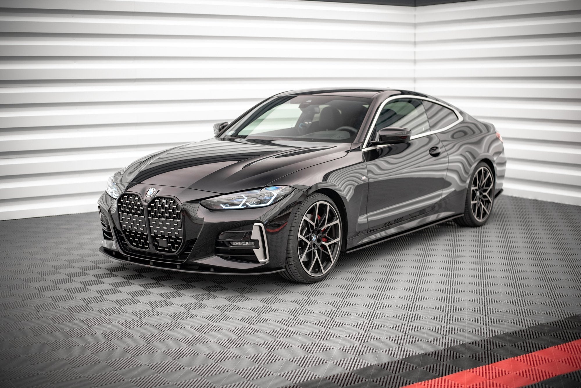 Frontleppe på svart BMW M440I G22 facelift, store felger, rød bremsekaliper og dobbel nyregrill.