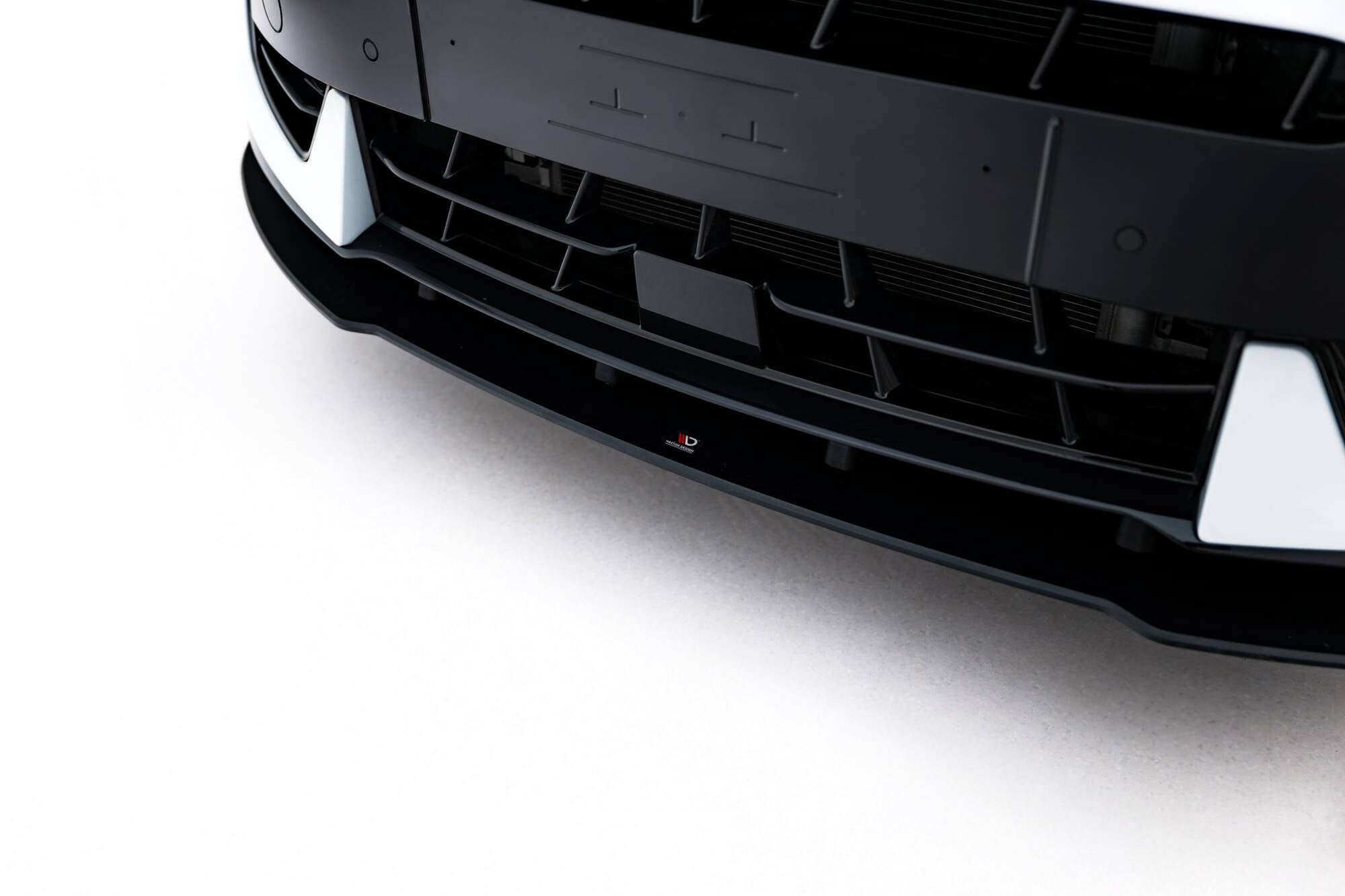 Spoiler til Cupra Formentor MK1 Facelift 10mm V1, nærbilde av svart grill med logo og detaljer.